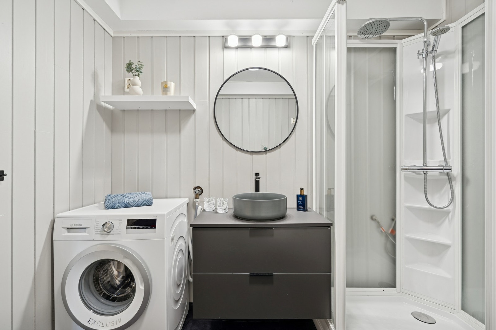 Badet ble oppgradert med nytt toalett og ny varmtvannsbereder ca. 2019. Vinylbelegg og elektriske varmekabler i gulv. Opplegg for vaskemaskin. Galleribilde