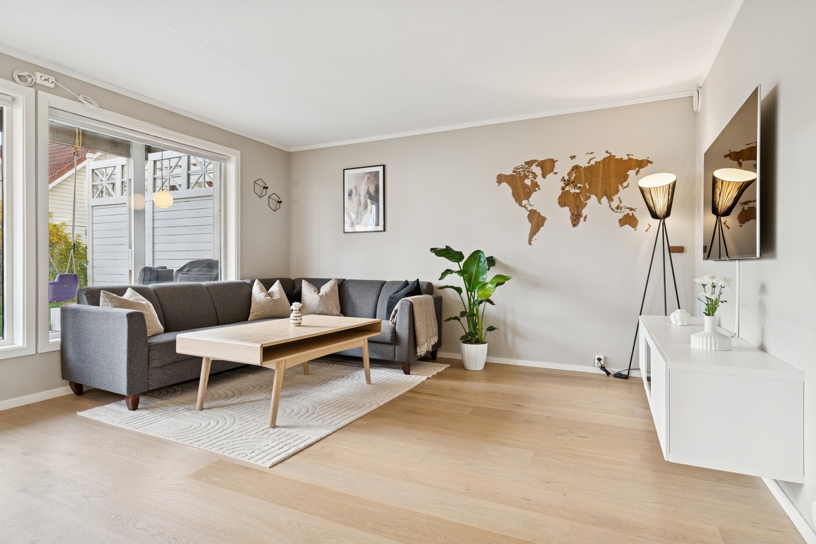 I 2019 ble det lagt nytt laminatgulv i oppholdsrommet, himlingen ble malt - og det ble lagt ny platting/markterrasse. Galleribilde