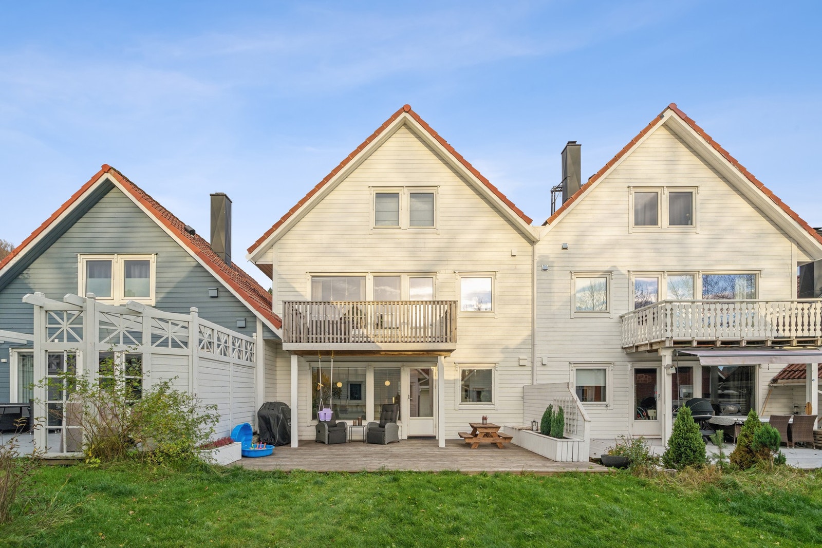 Svært koselig, sørvestvendt uteområde med strålende sol- og lysforhold. Galleribilde