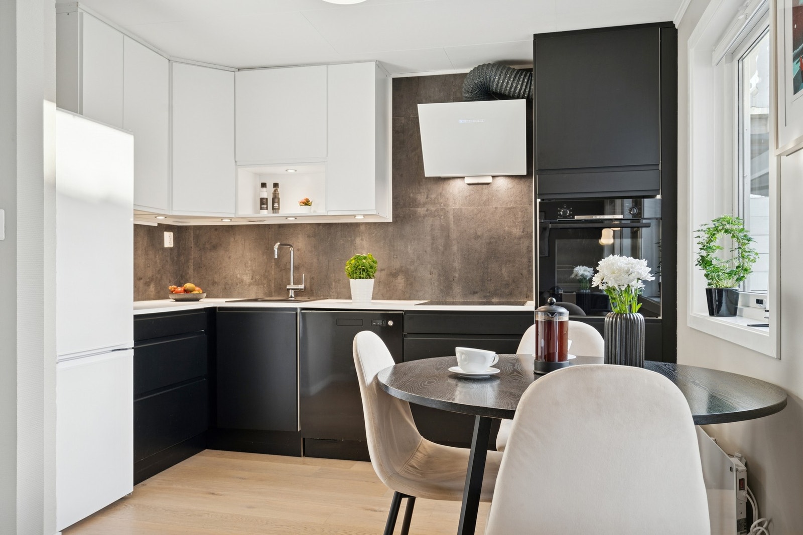 Kjøkkenet var nytt i 2019, med slett sort innredning. God skap- og benkeplass, med kitchenboard over benk og lys under overskap. Galleribilde