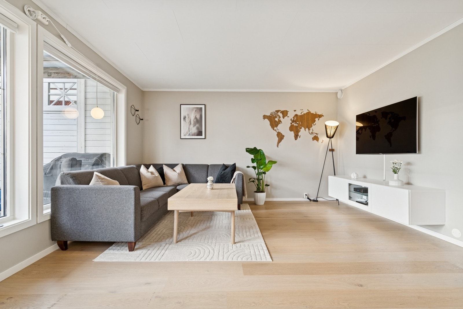 Stuen er lys og innbydende, med lysmalte overflater og god planløsning og romfølelse. Galleribilde