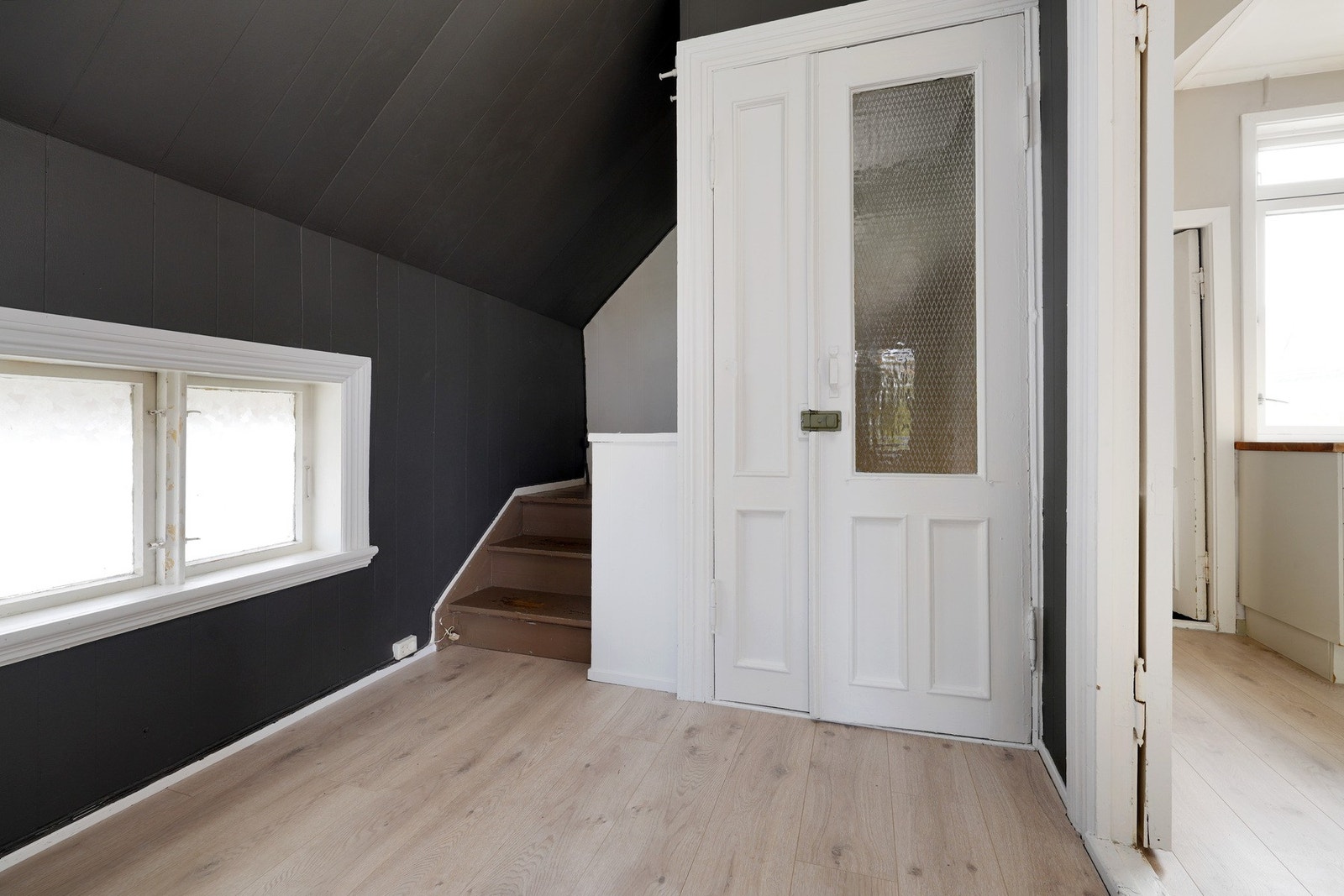 Velkommen inn! Boligen består av 2 etasjer i 2.etg og loft. Det ble byttet nytt gulv i 2025 i entrèen her. Galleribilde