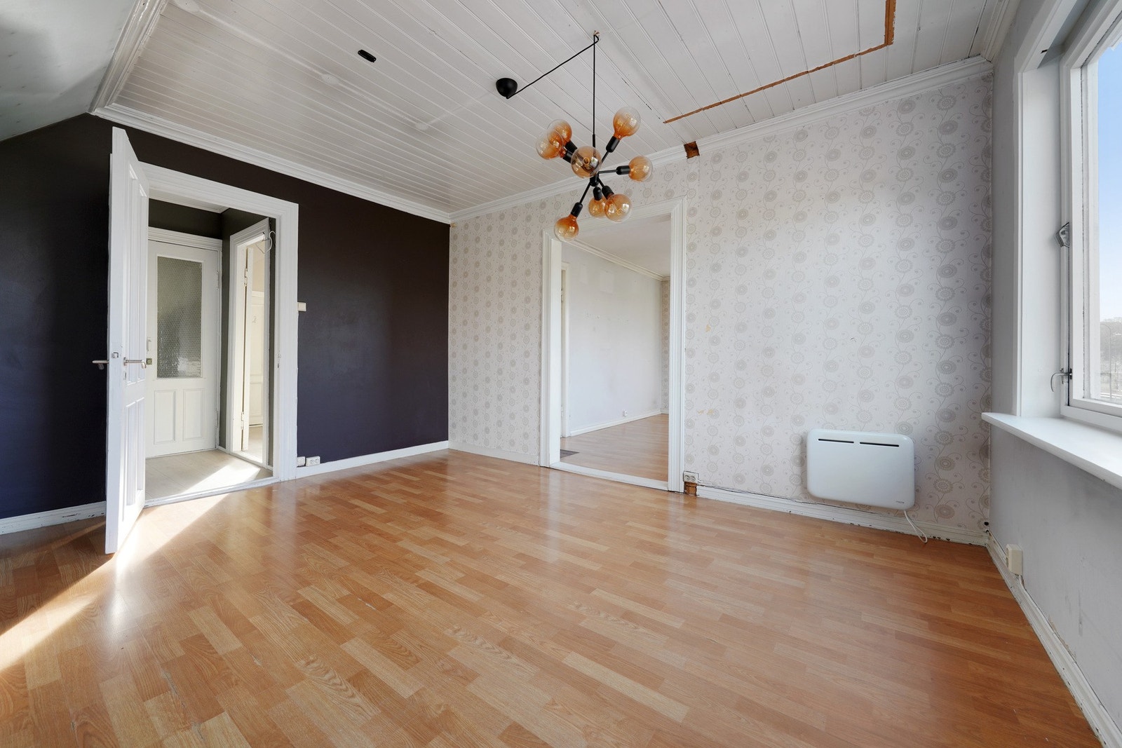 Videre inn kommer du til denne kjekke stuen. Her har du ikke bare 1 stue, men 2. Galleribilde
