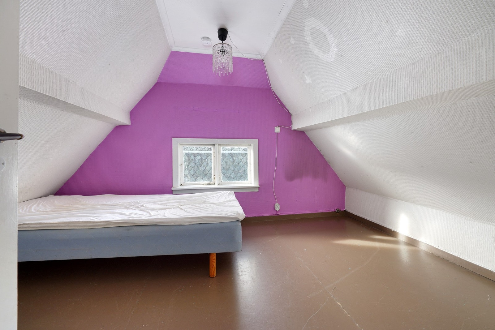 Disponibelt rom nr. 2. Dette ble brukt som soverom av selger og er definert som soverom i seksjoneringen. Vi har ikke byggetegninger og kan derfor ikke garantere at det er lovlig soverom. Galleribilde