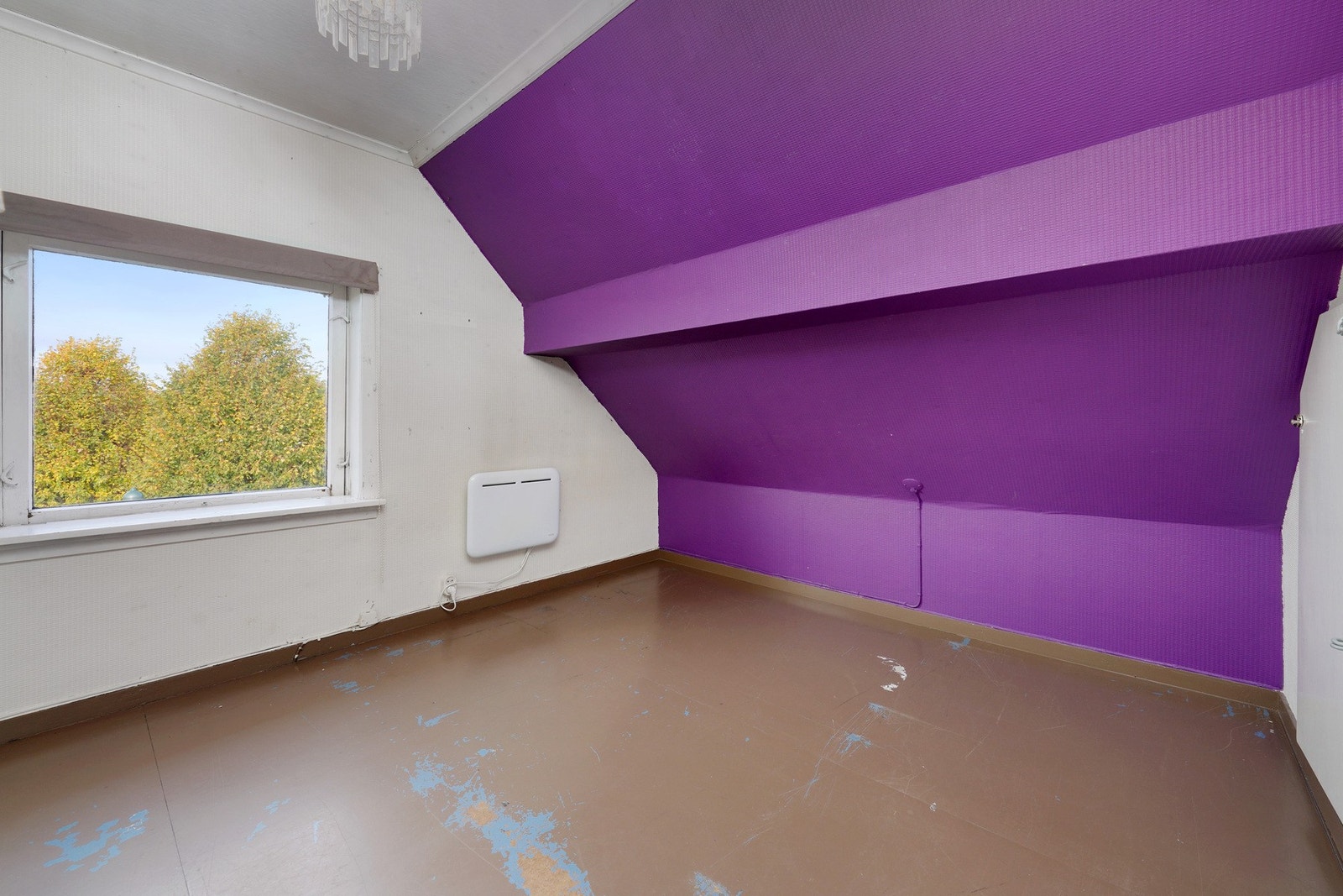 Disponielt rom nr.1. Dette ble brukt som soverom av selger og er definert som soverom i seksjoneringen. Vi har ikke byggetegninger og kan derfor ikke garantere at det er lovlig soverom. Galleribilde