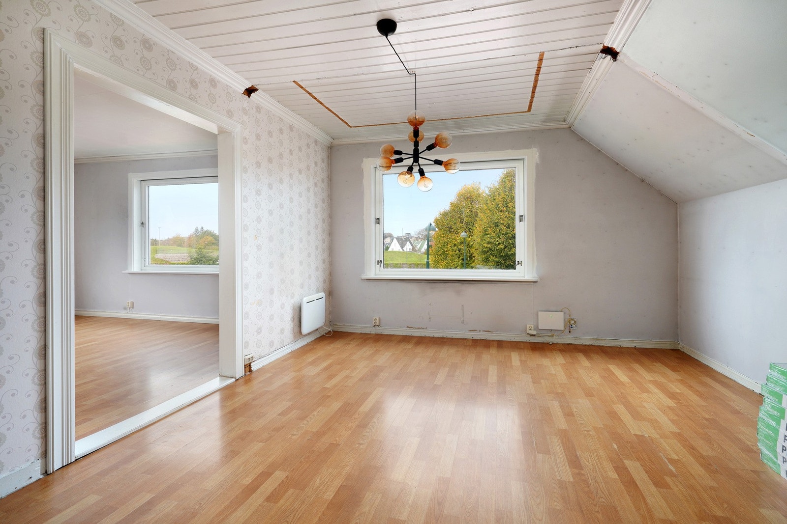 Det ligger igjen likt gulv som i entrèen hvis ny eier ønsker å bytte videre i stuen. Galleribilde