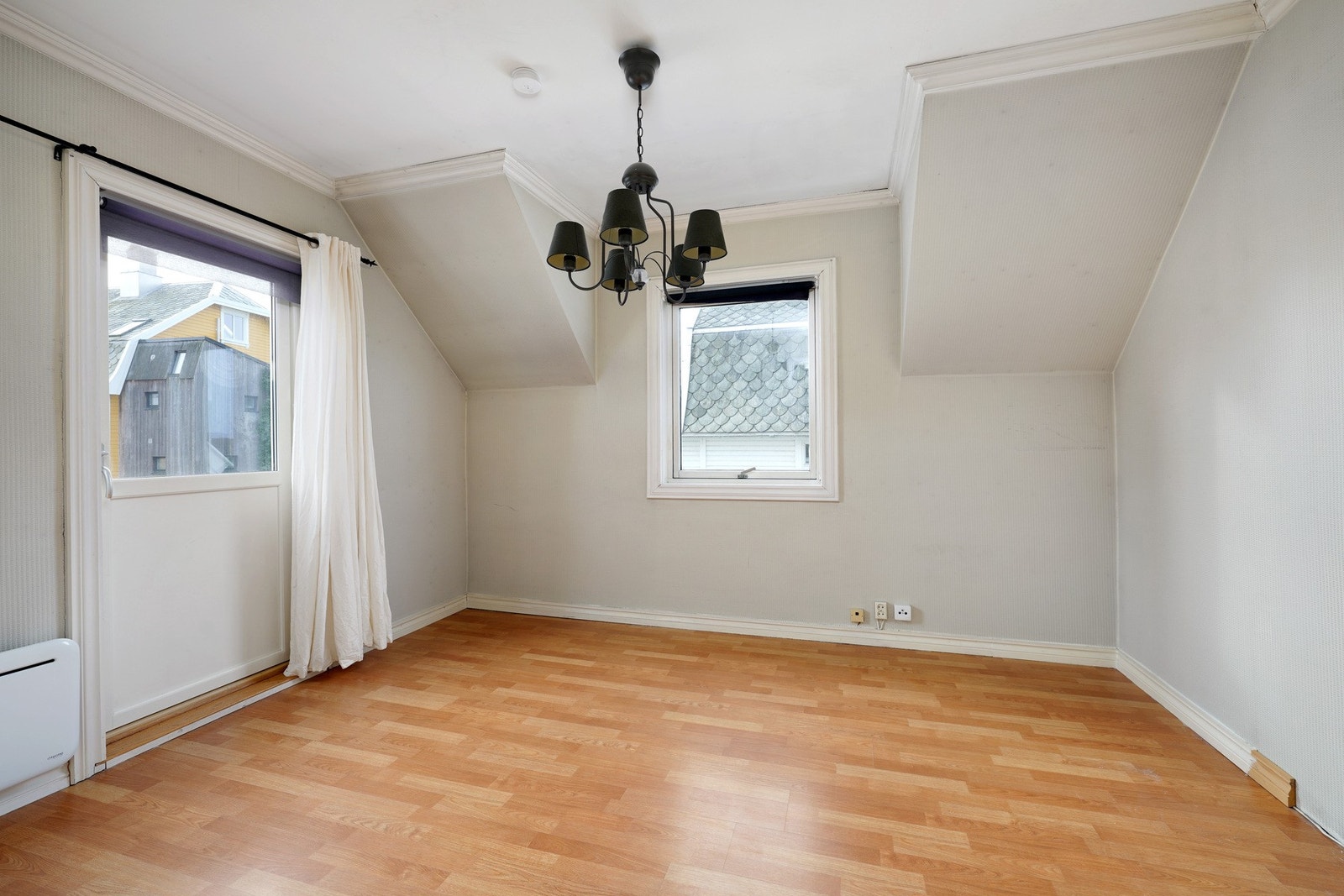Soverom med utgang til balkongen. Galleribilde