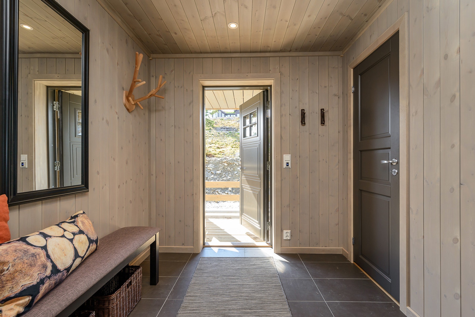 Romslig vindfang, flislagt med varmekabel som standard Galleribilde