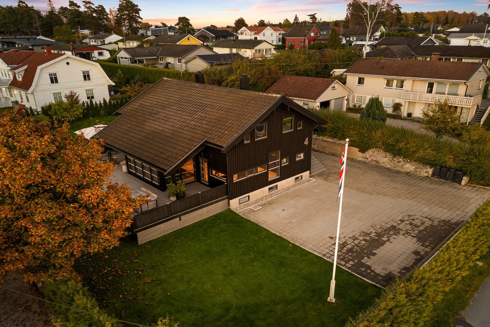 Boligen har en rolig og landlig beliggenhet på Opstad. Galleribilde