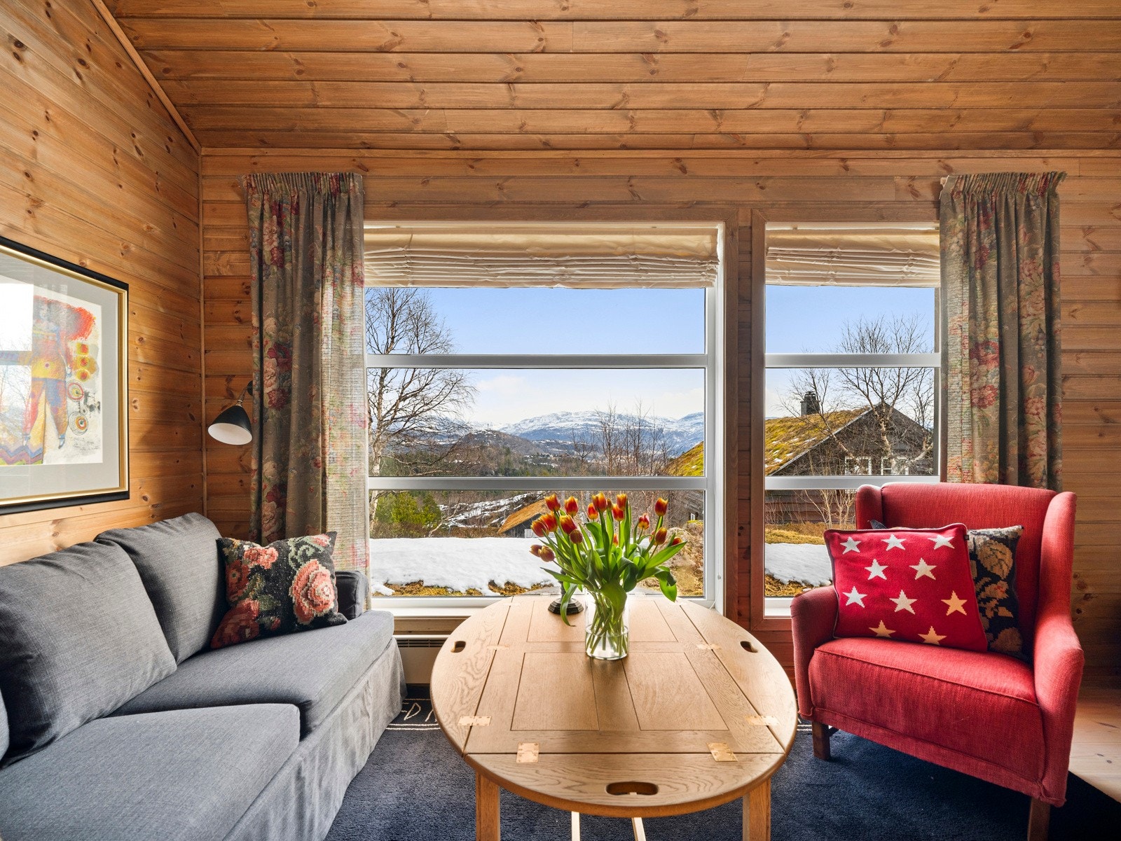 Stuen er perfekt hvis man ønsker å trekke seg tilbake for litt egentid med en god bok eller film. Galleribilde