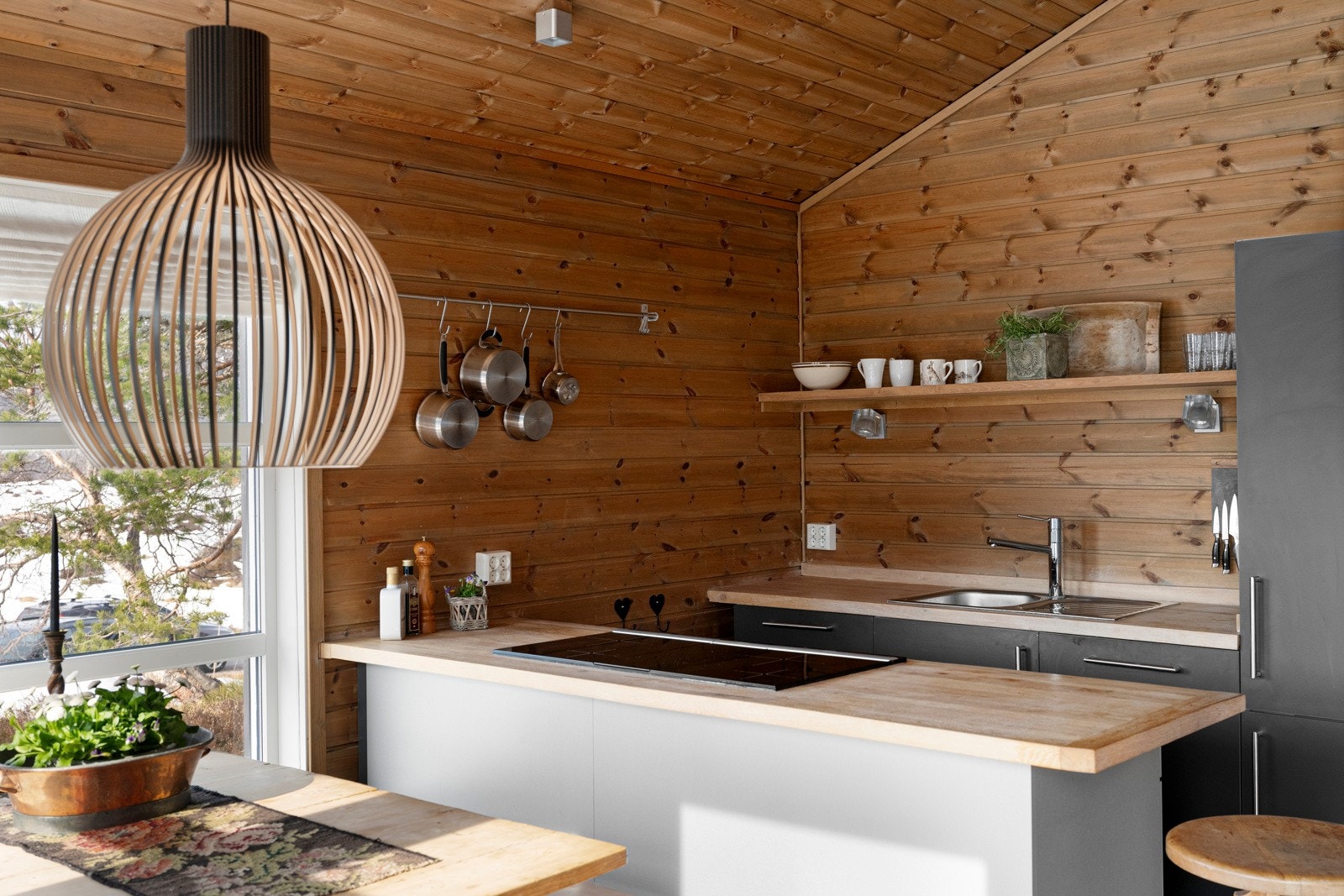 Alle hvitevarene er integrerte, bestående av platetopp, stekeovn, oppvaskmaskin og en kombinert kjøl/frys. Galleribilde