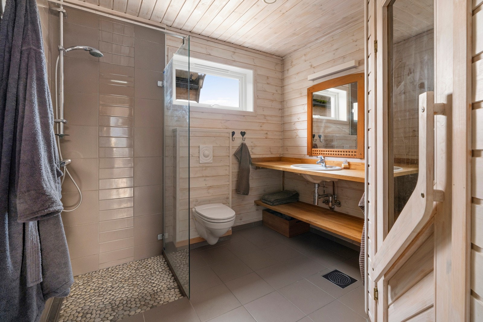 Planløsningen er praktisk, med bad, badstue, ekstra wc-rom og eget vaskerom. Galleribilde