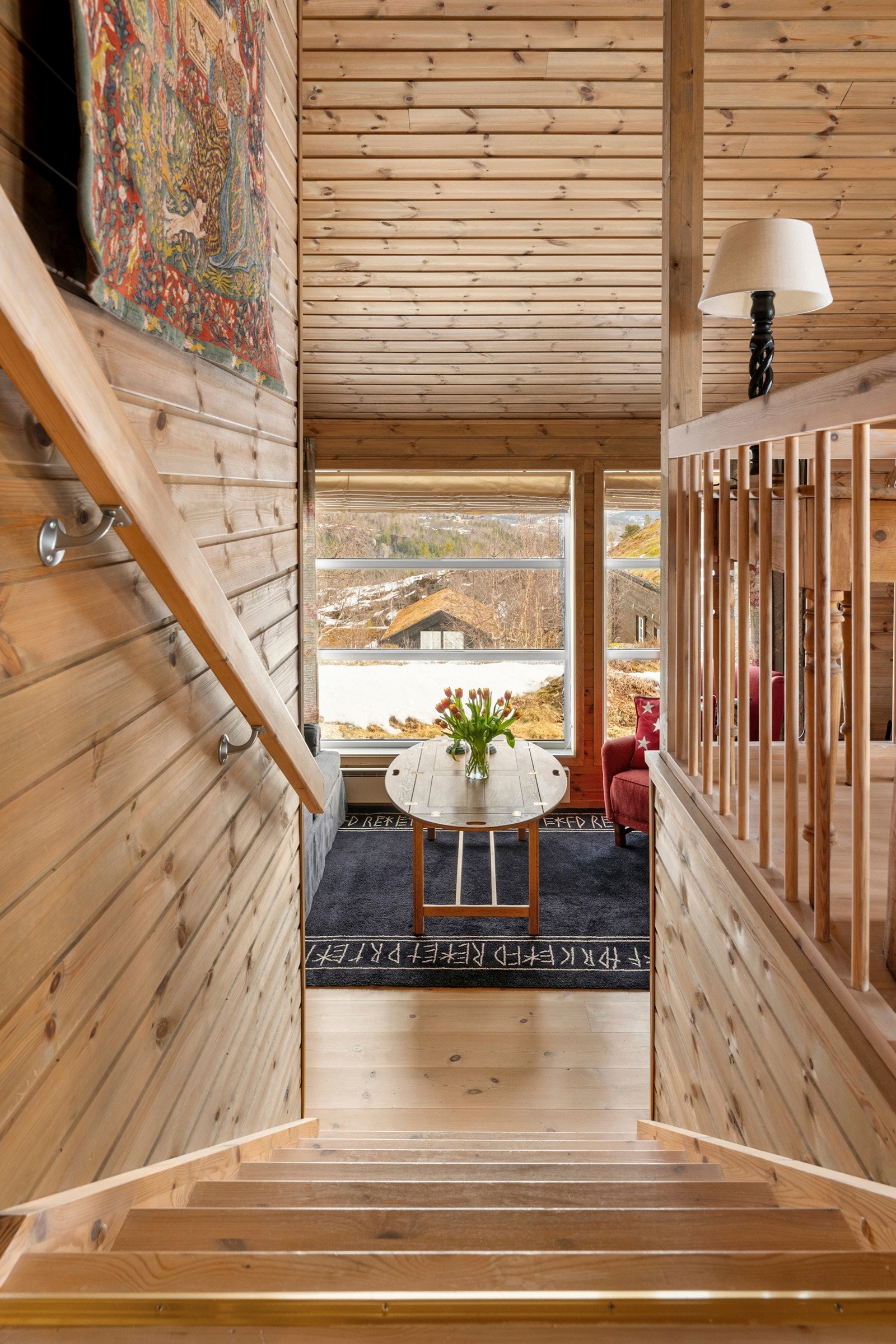 Etter en lang dag ute kan man komme inn å varme seg foran en peisovn i den nederste stuen. Galleribilde