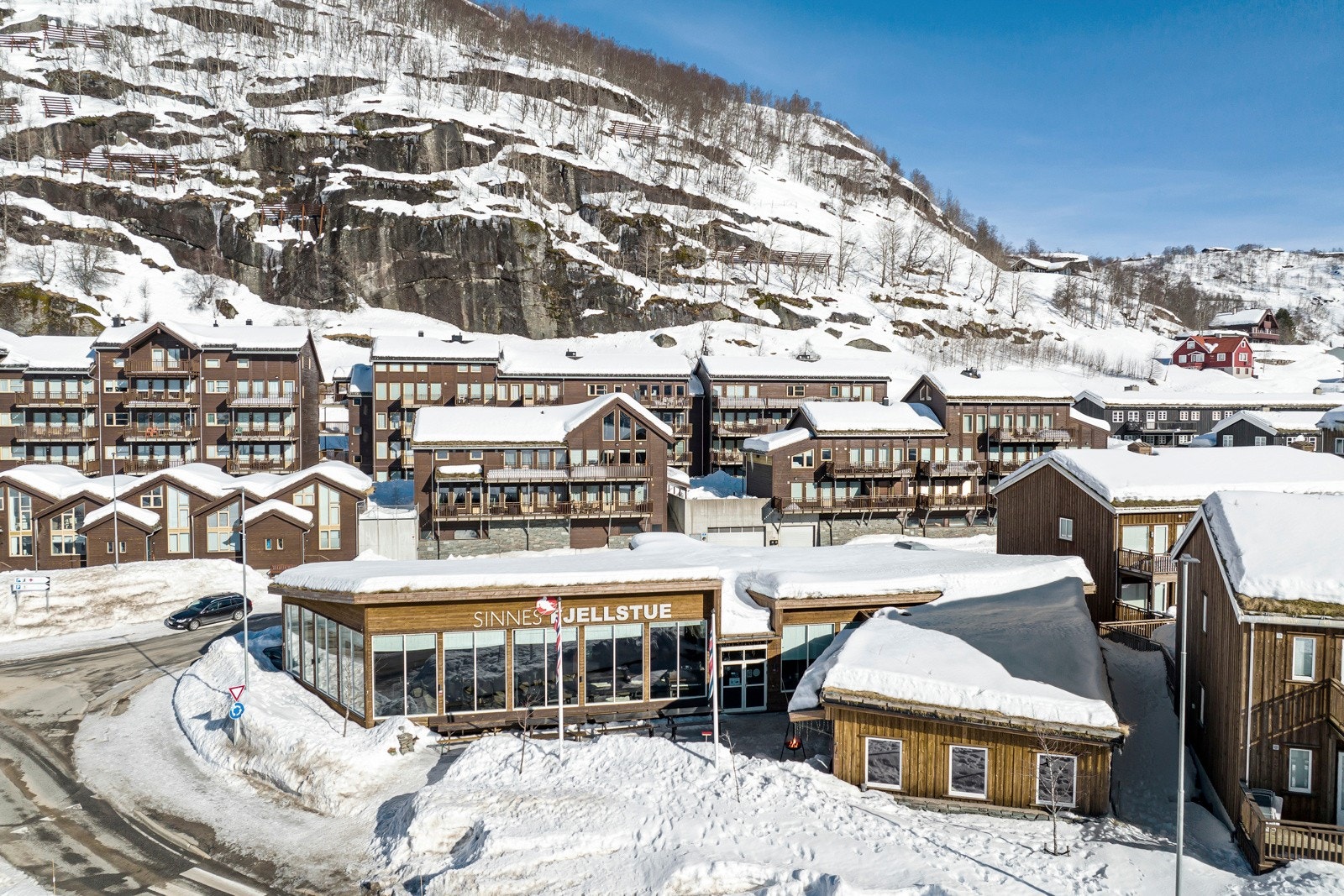 Det tar ca. 6 min å kjøre til Sinnes Fjellstue med lyse og trivelige lokaler, samt nydelig utsikt utover Sinnesvatnet. Galleribilde