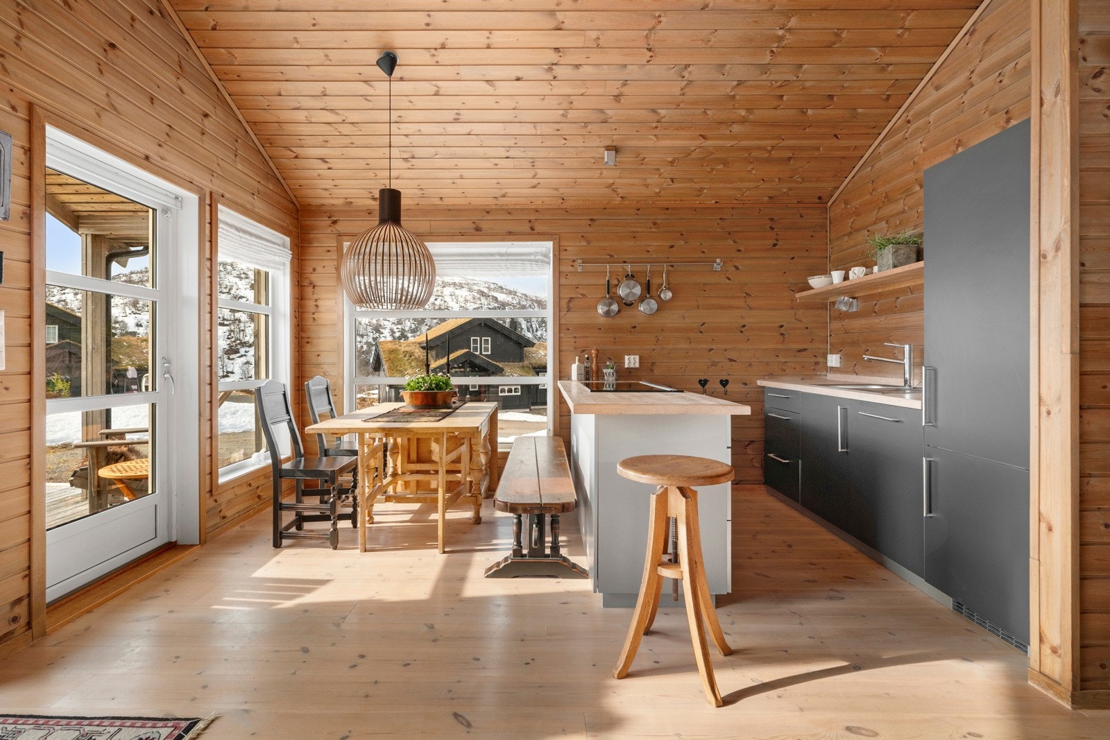 Innredningen fra Kvik har grå, glatte fronter, ekstra skuffer og benkeplate av tre. Galleribilde