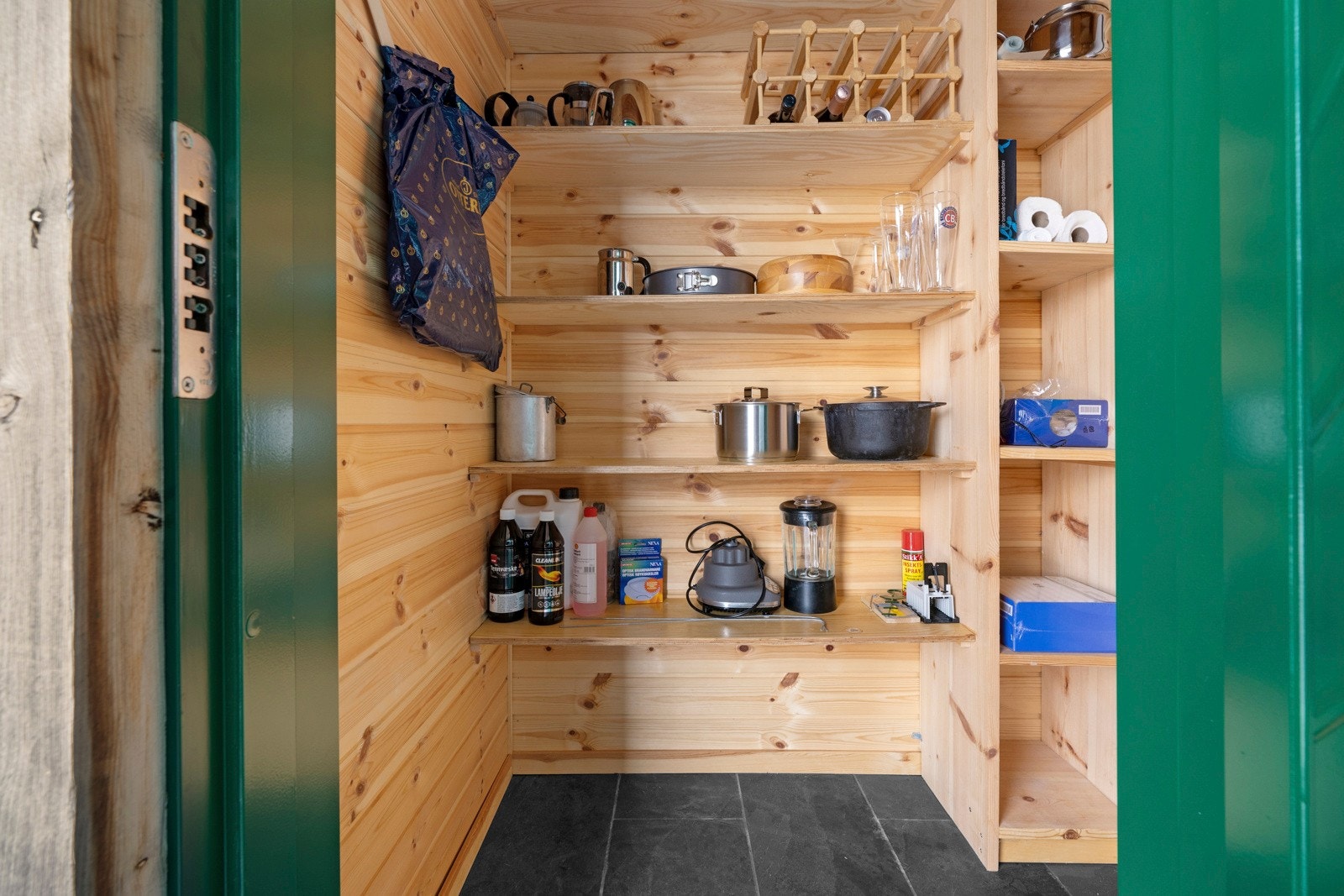 Godt med ekstra lagringsplass finnes i annekset og i en utebod ved inngangspartiet. Galleribilde