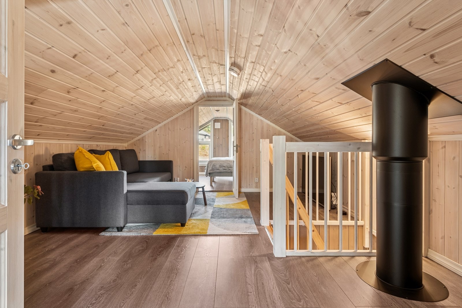 Hems med tre disponible rom. Første innredet som tv-stue. Galleribilde