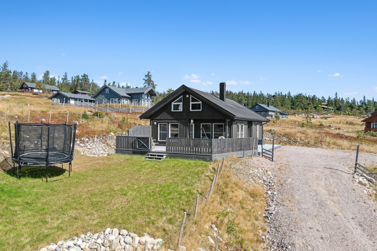 Stor tomt med opparbeidet plen og gruset gårdsplass Galleribilde