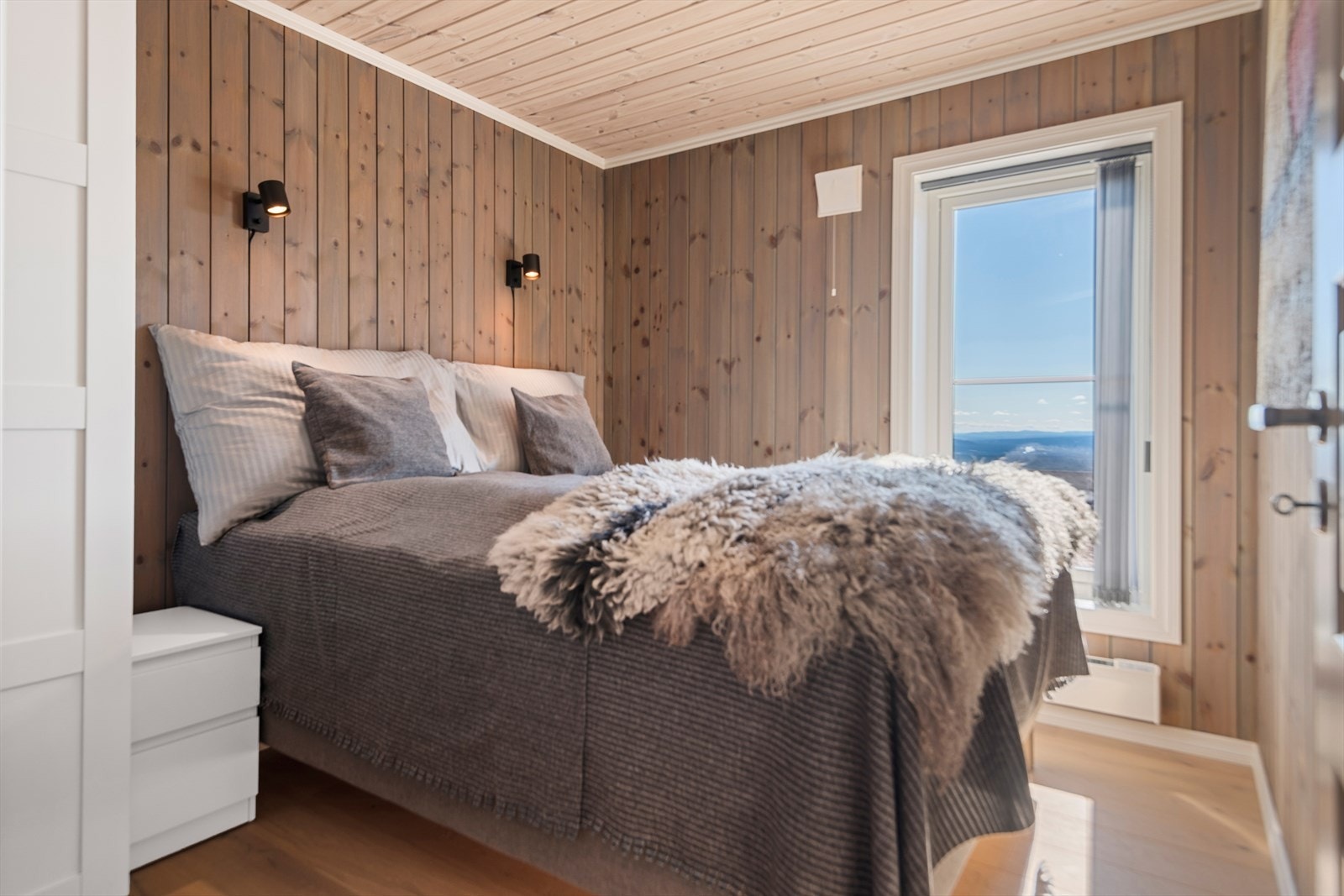 Tre soverom i første etasje med gode sengeplasser og skapplass. Galleribilde