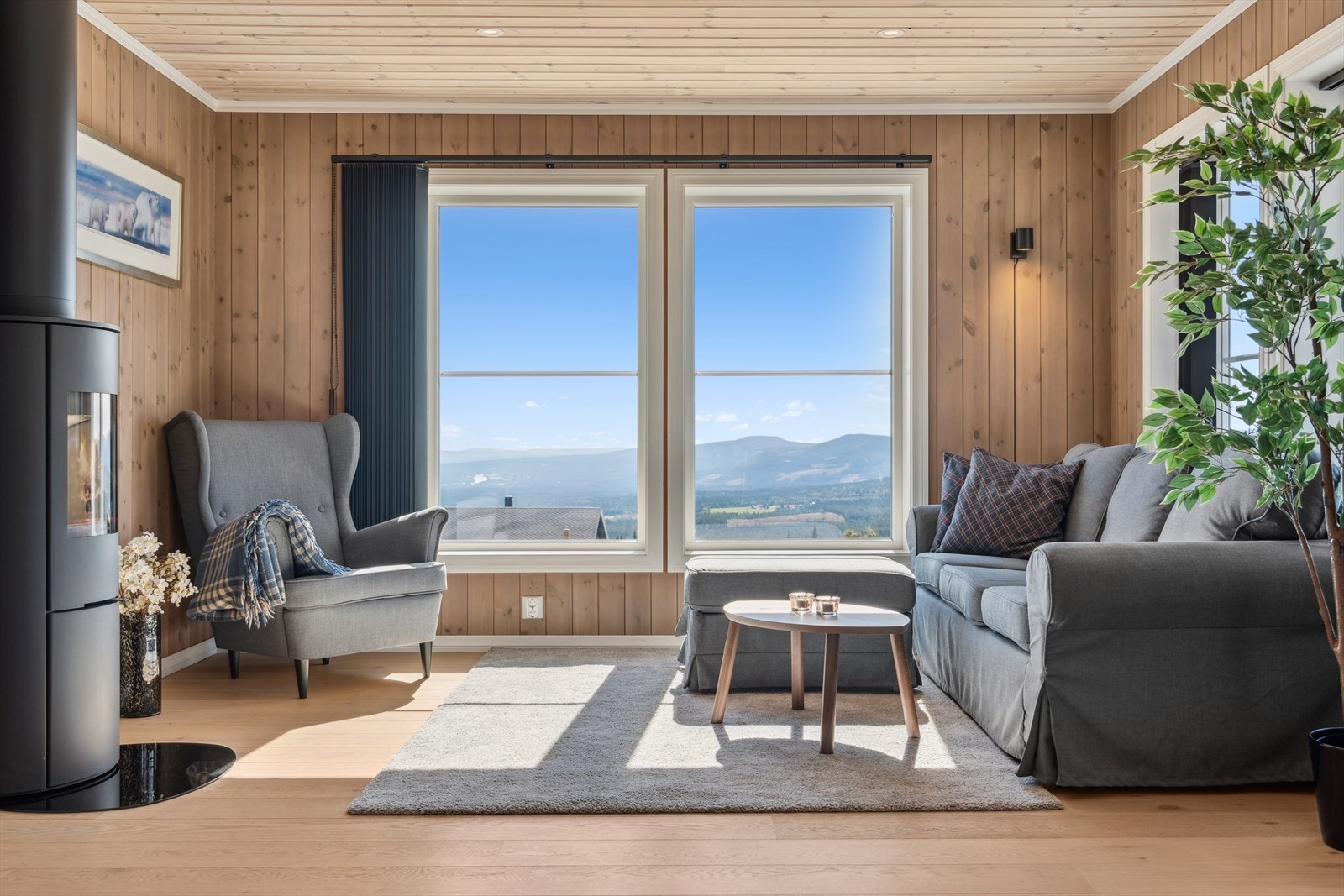 Lys og trivelig stue med vedovn og panoramautsikt. Galleribilde