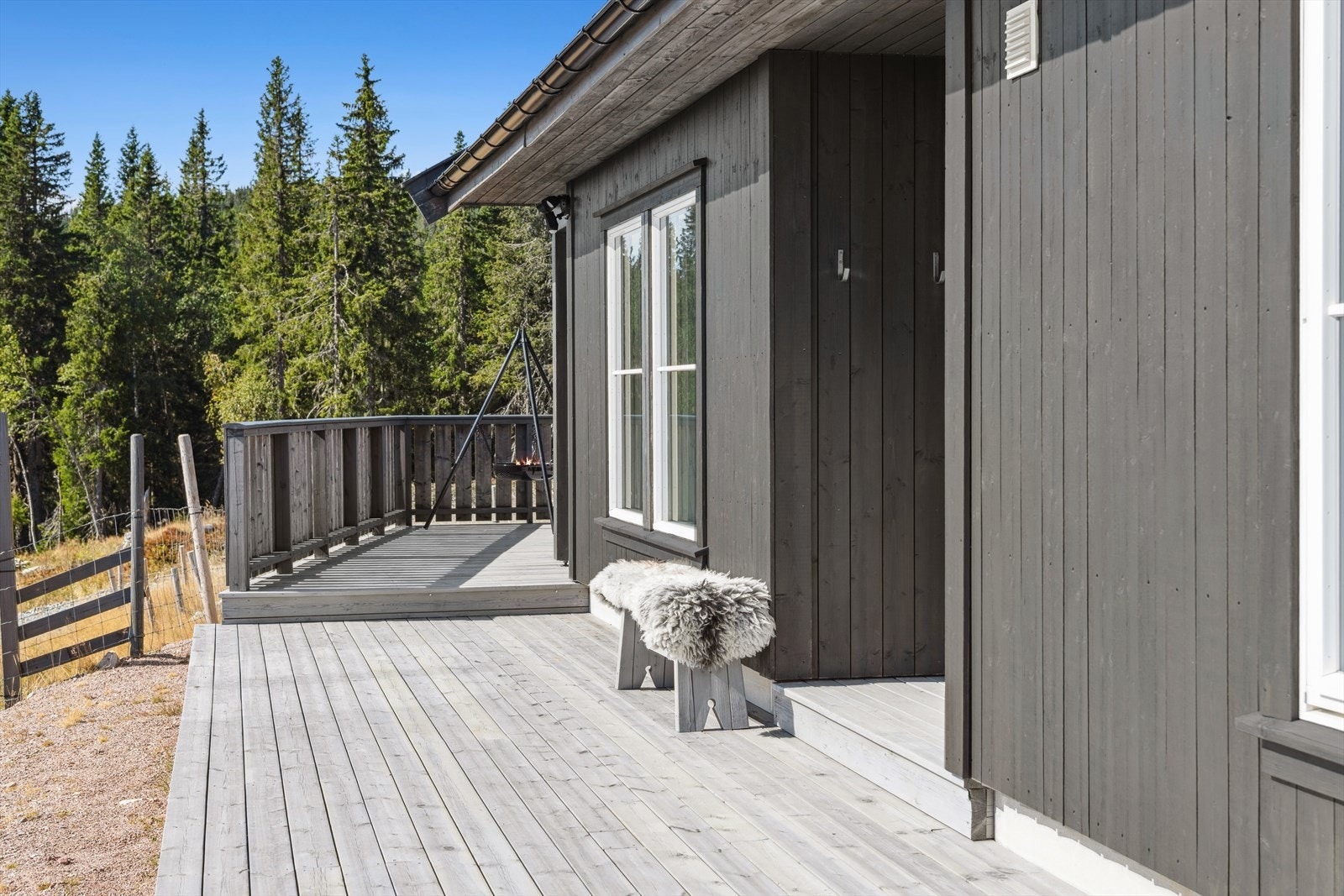 Overbygd inngangsparti og stor terrasse med gode solforhold. Galleribilde