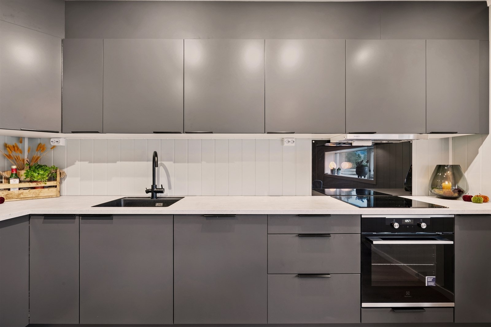 Det er integrert kjøl/fryseskap, oppvaskmaskin, induksjonstopp og stekeovn. Galleribilde