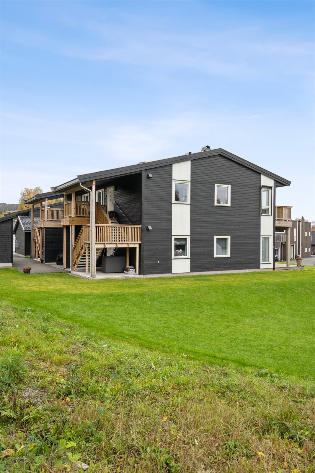 Hyggelig, lite sameie med 8 leiligheter beliggende på et nyere boligfelt ca 1 km fra sentrum. Galleribilde