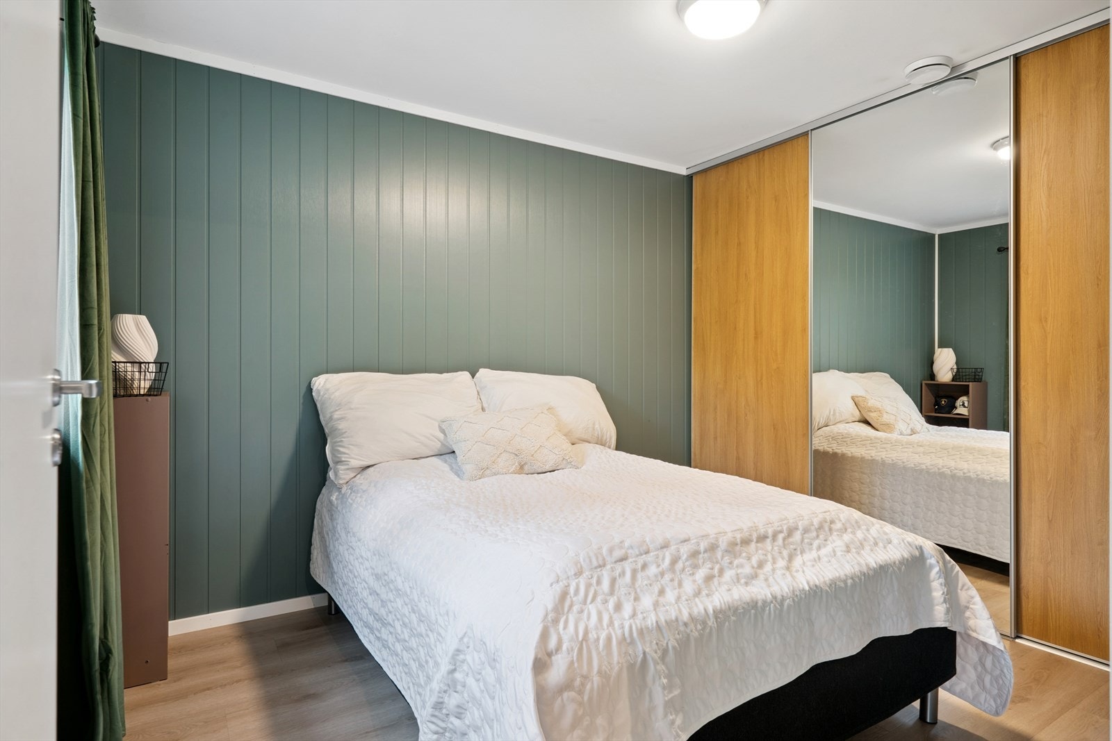 På hovedsoverom er det takhøy skyvedørsgarderobe. Galleribilde