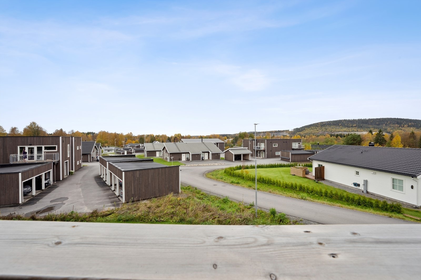 Åpen og fin beliggenhet, med utsikt ut over boligområdet. Galleribilde