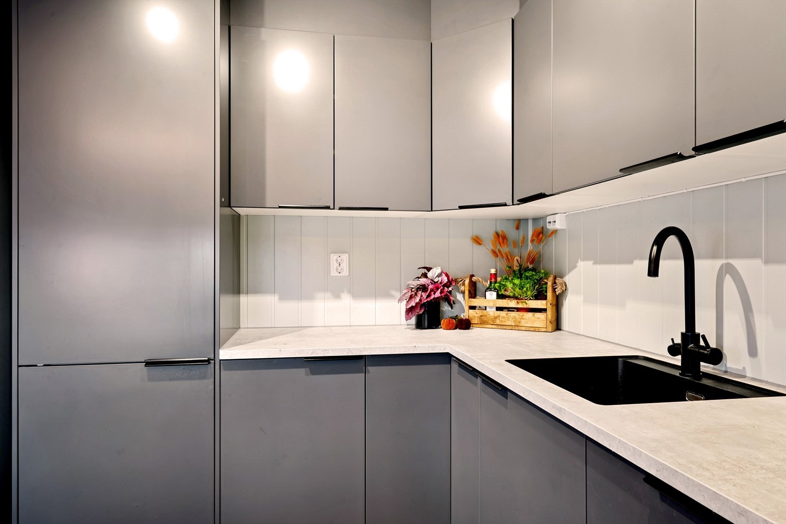 Benkeplaten av laminat med kompositt oppvaskkum og blandebatteri i sort. Galleribilde