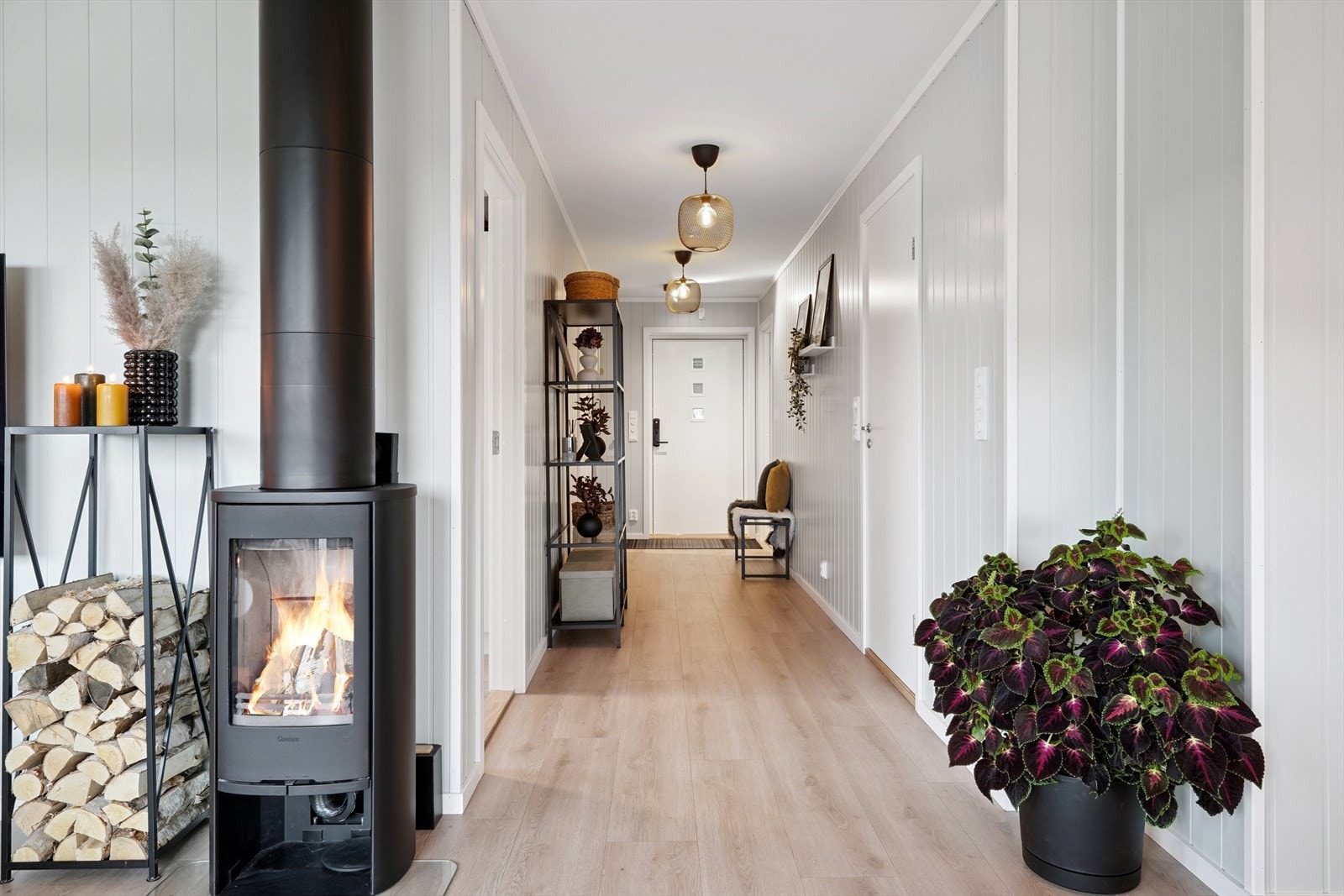 Det er lyse og pene overflater. Tarkett på gulv, og malte panelplater på vegger. Galleribilde