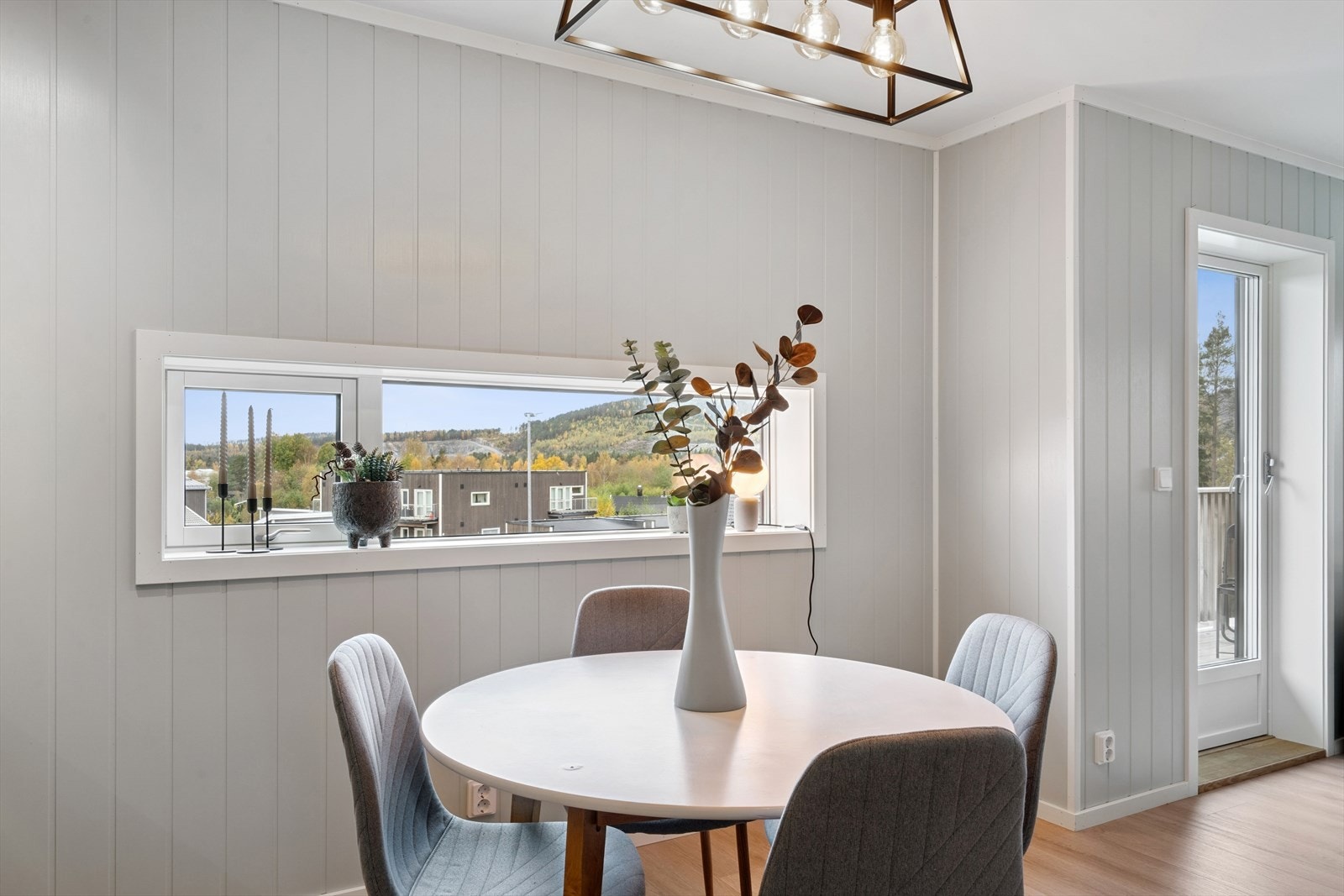 Spistestue med naturlig plassering ved kjøkkenet. Galleribilde