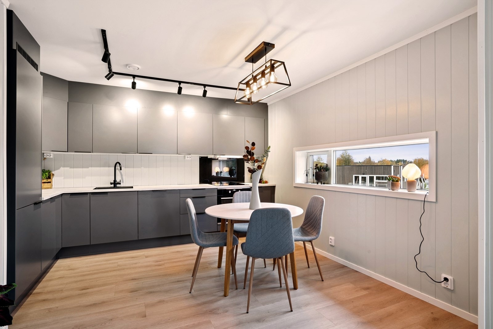 Stilren og moderne innredning med grå, matte fronter. Galleribilde