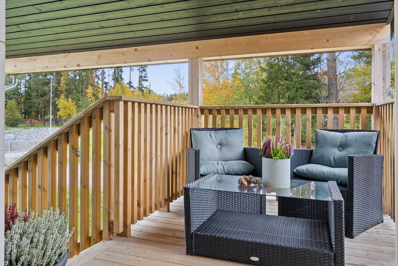 Leiligheten har adkomst via utvendig trapp, og en hyggelig uteplass utenfor inngangen. Galleribilde