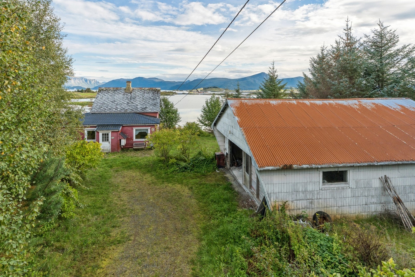 På tunet ved bustadhuset har ein også garasje og drivhus Galleribilde