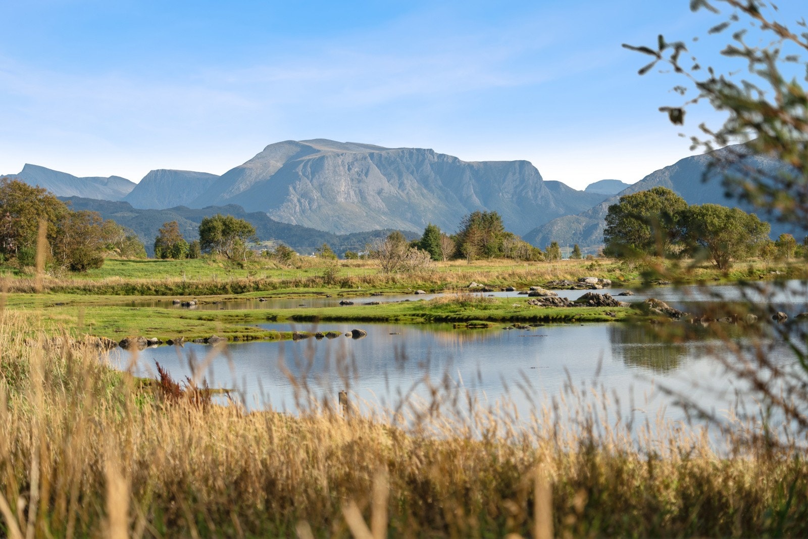 Ein idyllisk stad som kan nyttast både som bustad og fritidsbustad Galleribilde