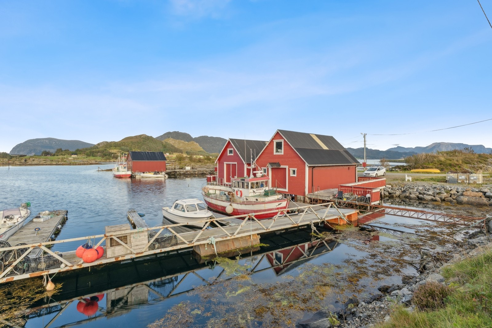 Sjøbuda ligg idyllisk til på Bjørnholmen Galleribilde