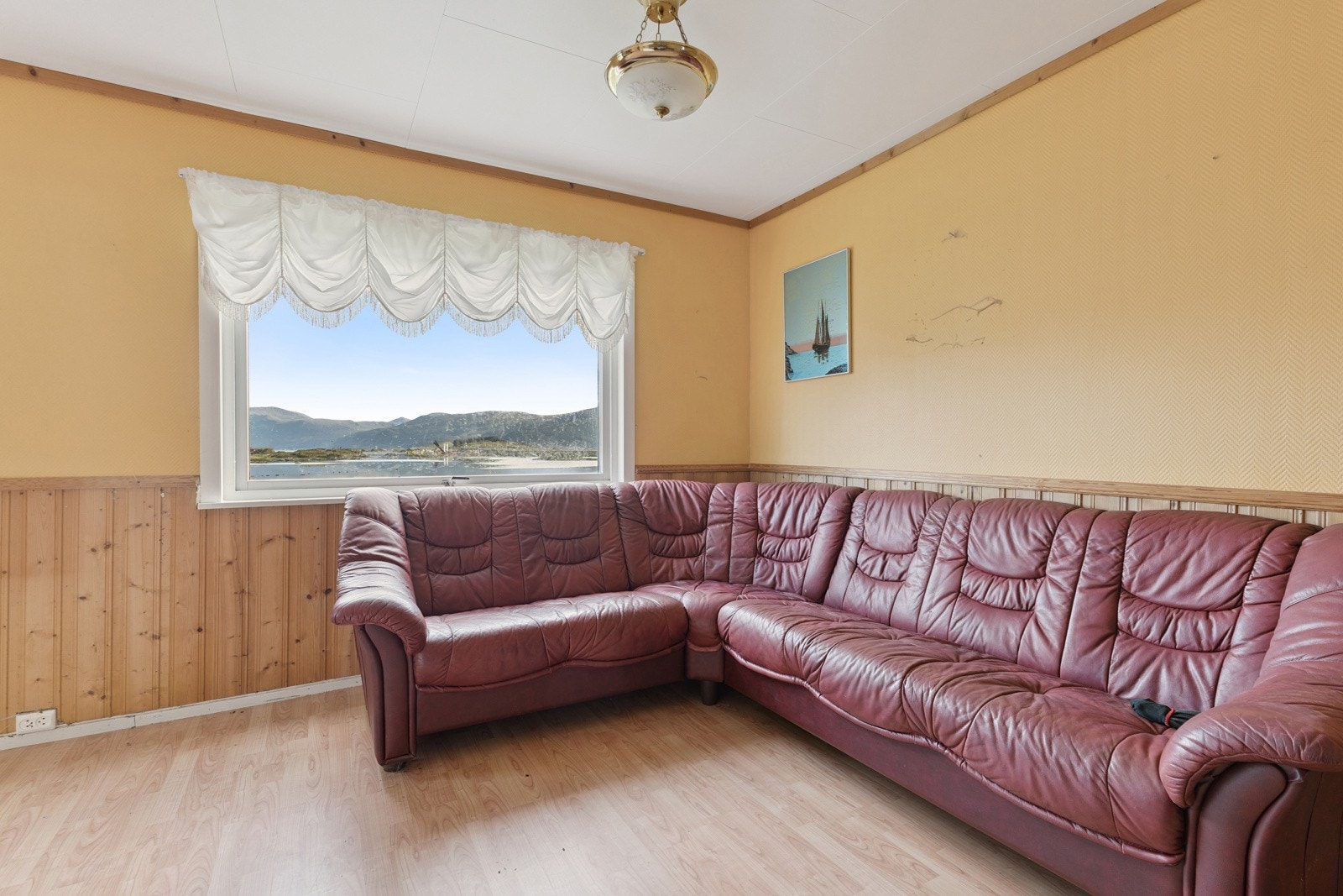 Romsleg stove med god plass til både sofakrok og spisestue Galleribilde