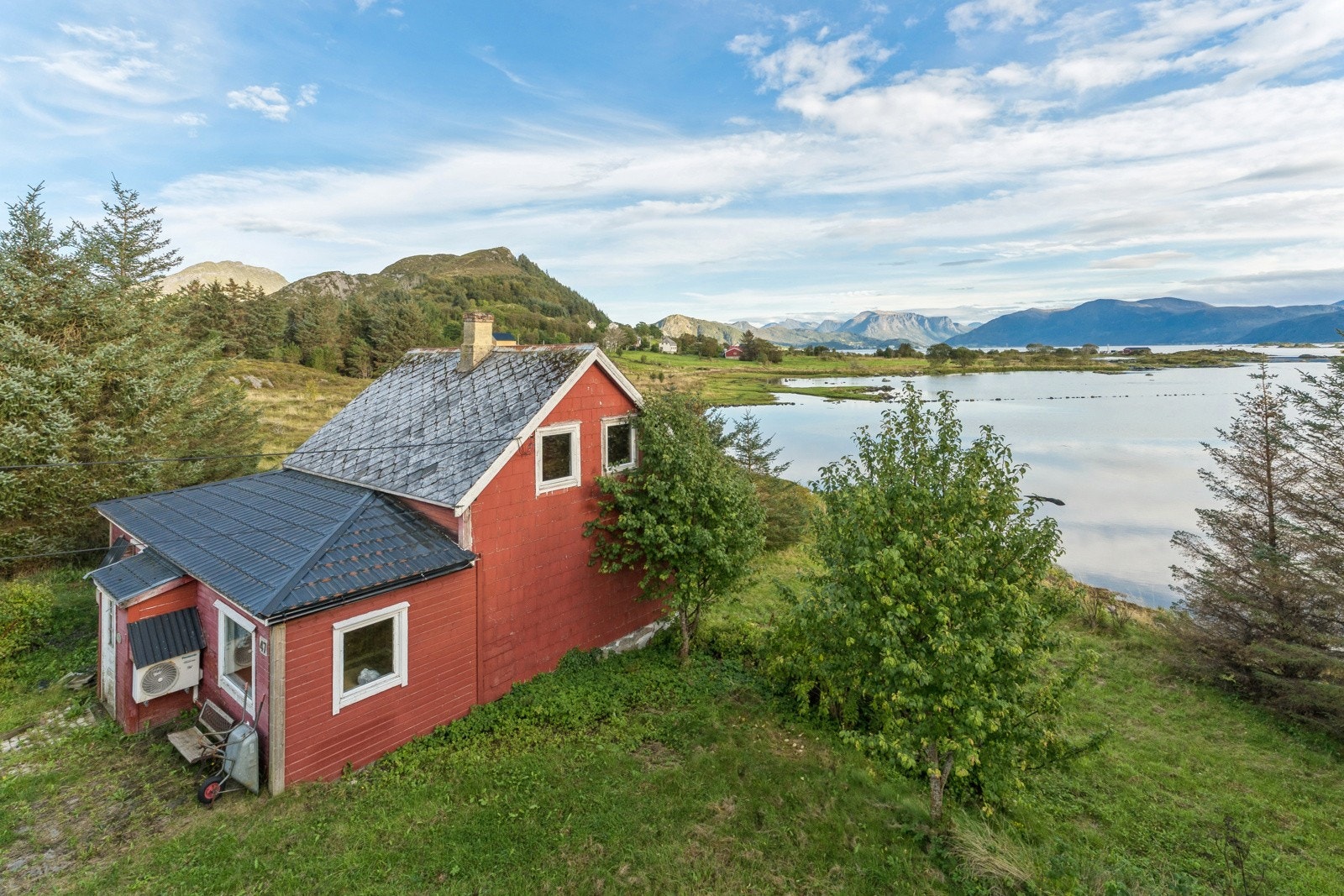 Flott utsikt over fjord og fjell Galleribilde
