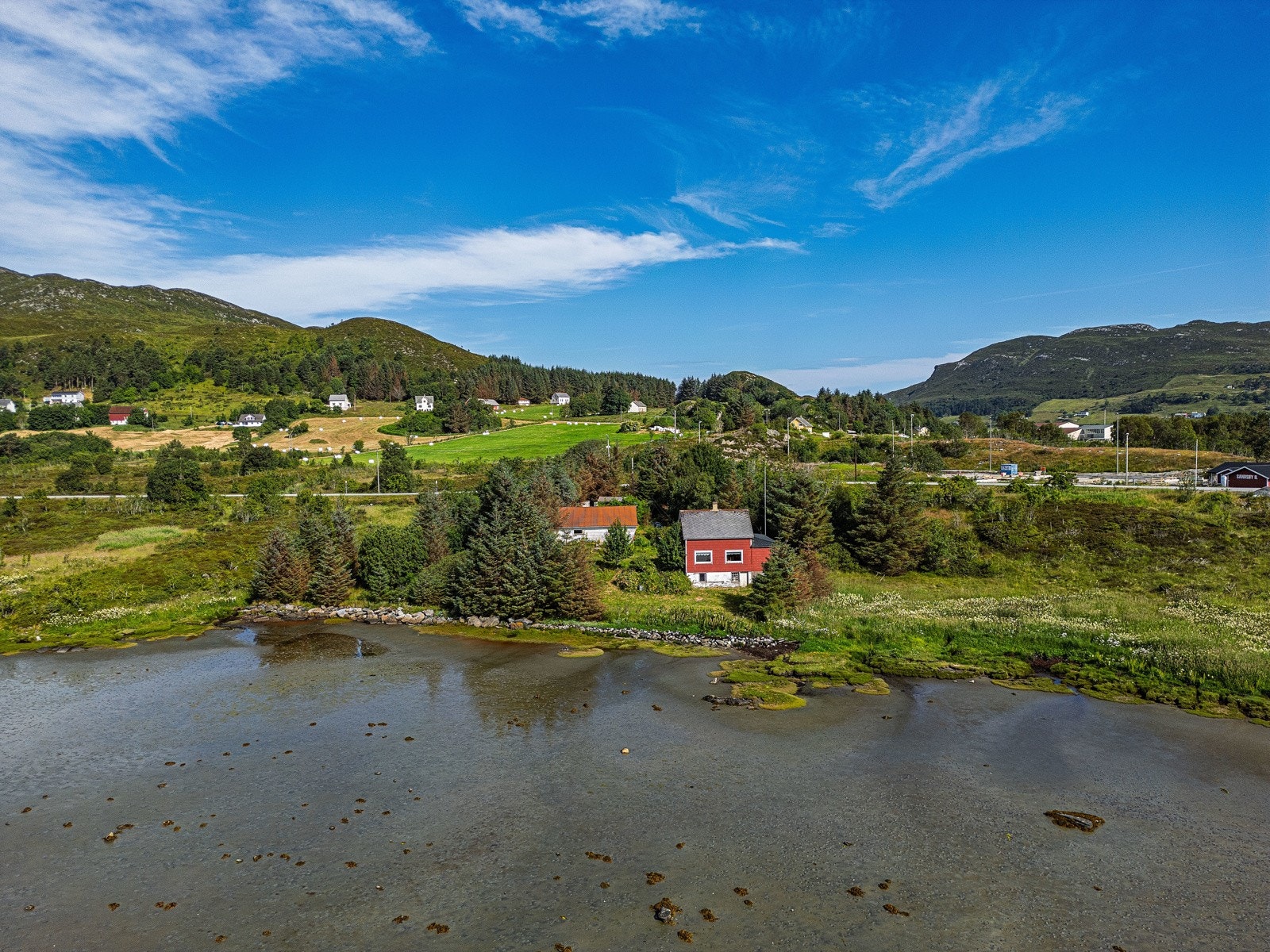 Eigedomen ligg flott til på vakre Sandsøya Galleribilde