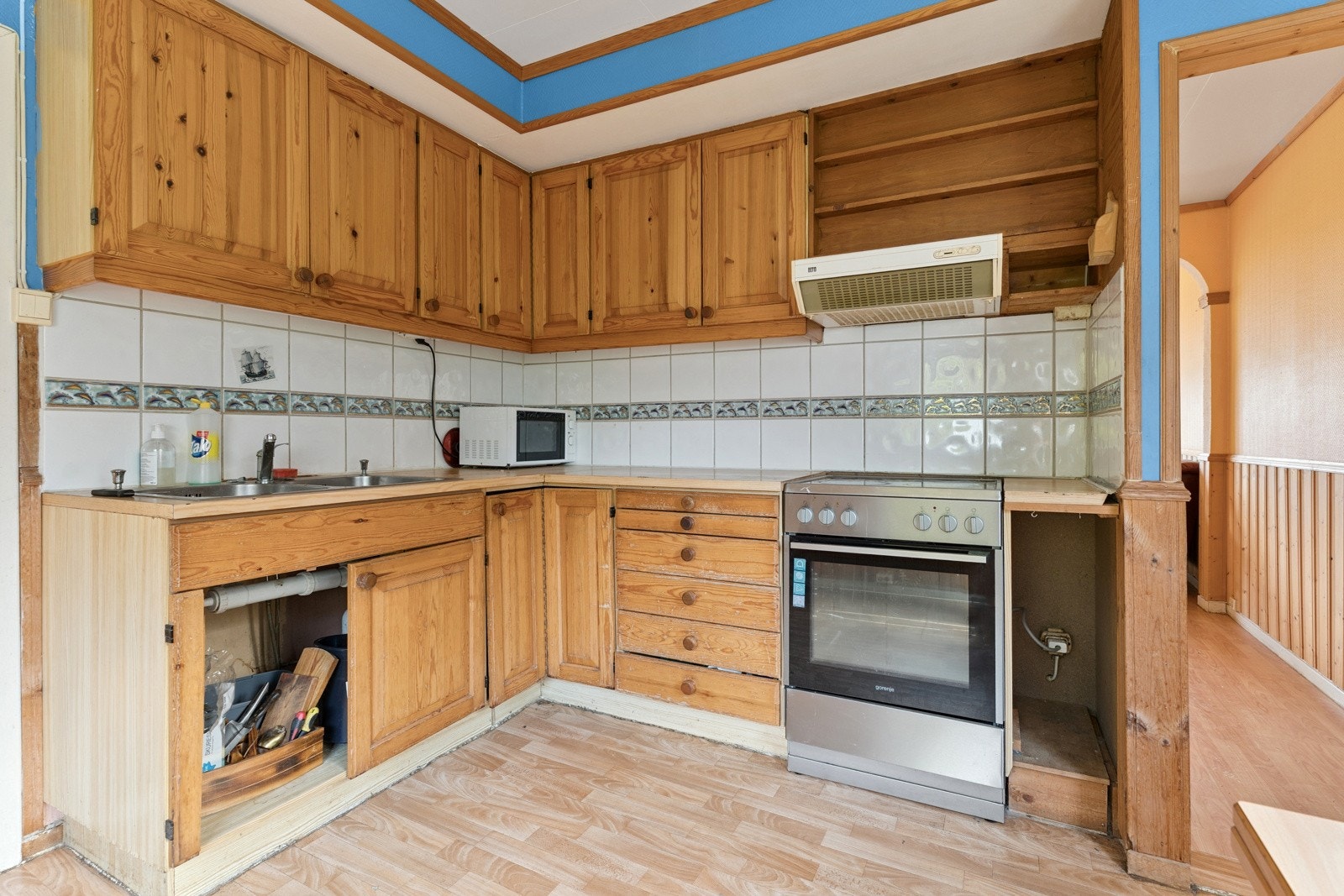 Kjøkkenet har enkel standard og står føre oppussing Galleribilde