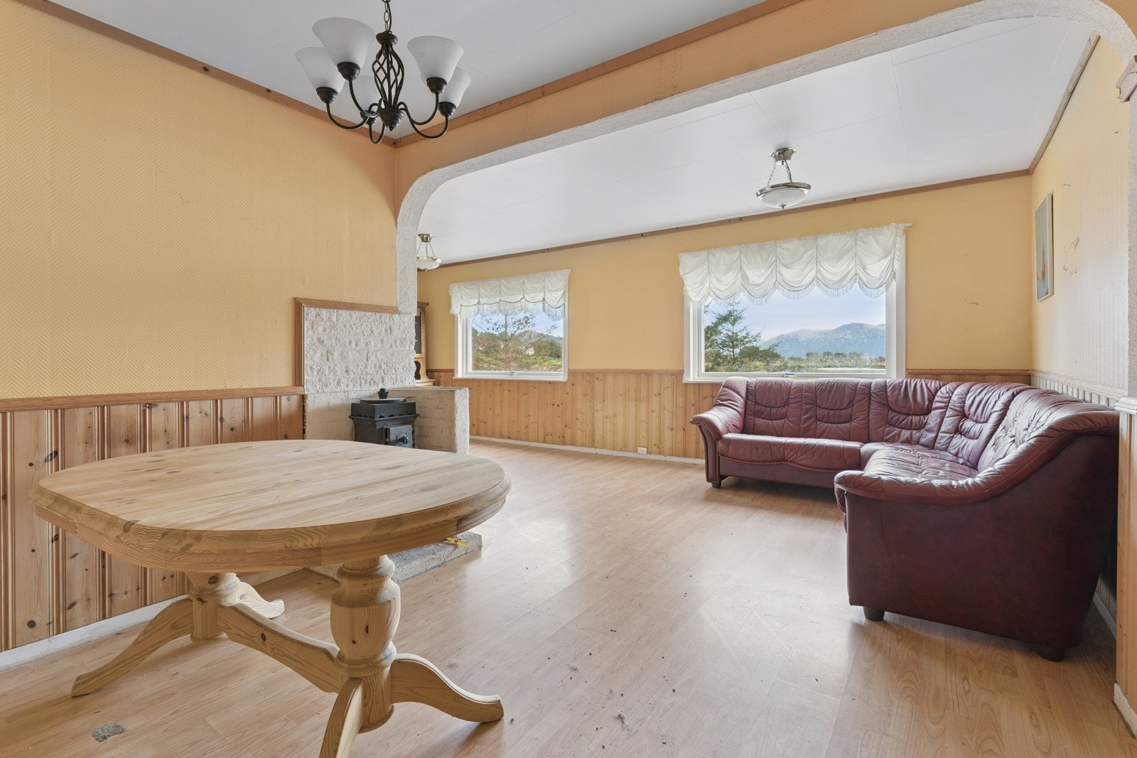 På hovudplan i bustadhuset har ein vindfang, gangar, bad, kjøkken, 2 soverom og stove Galleribilde