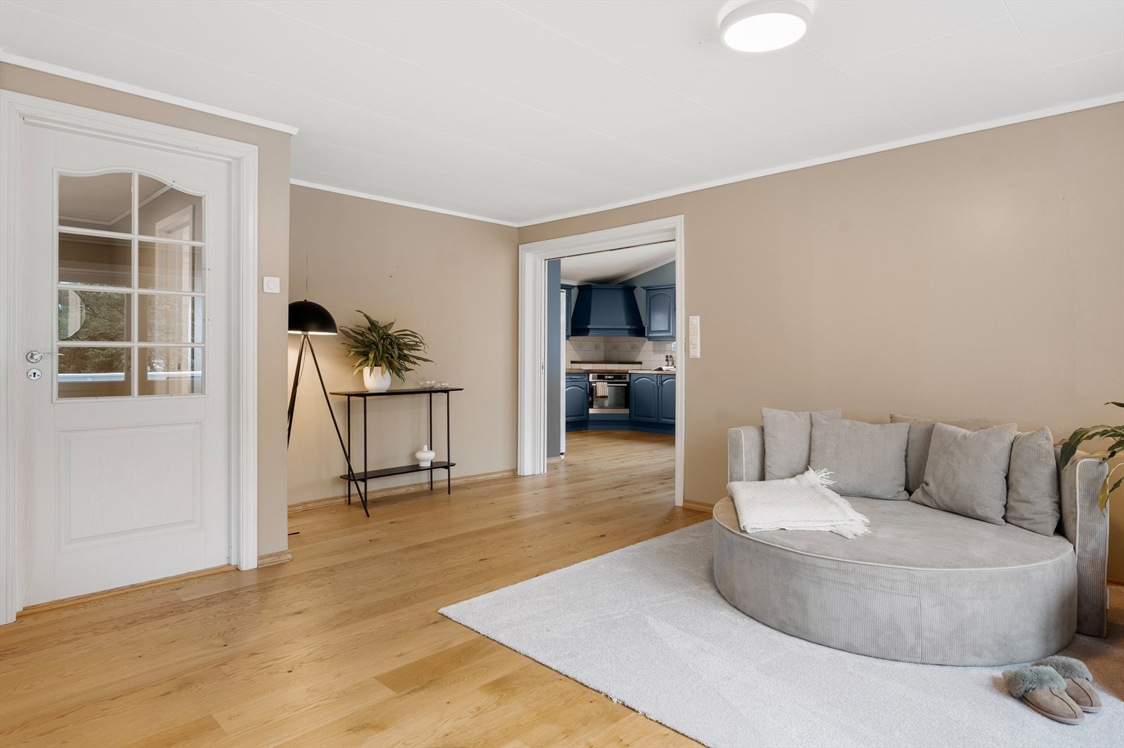 Fra stue har du dobbel skyvedører til kjøkken. Galleribilde