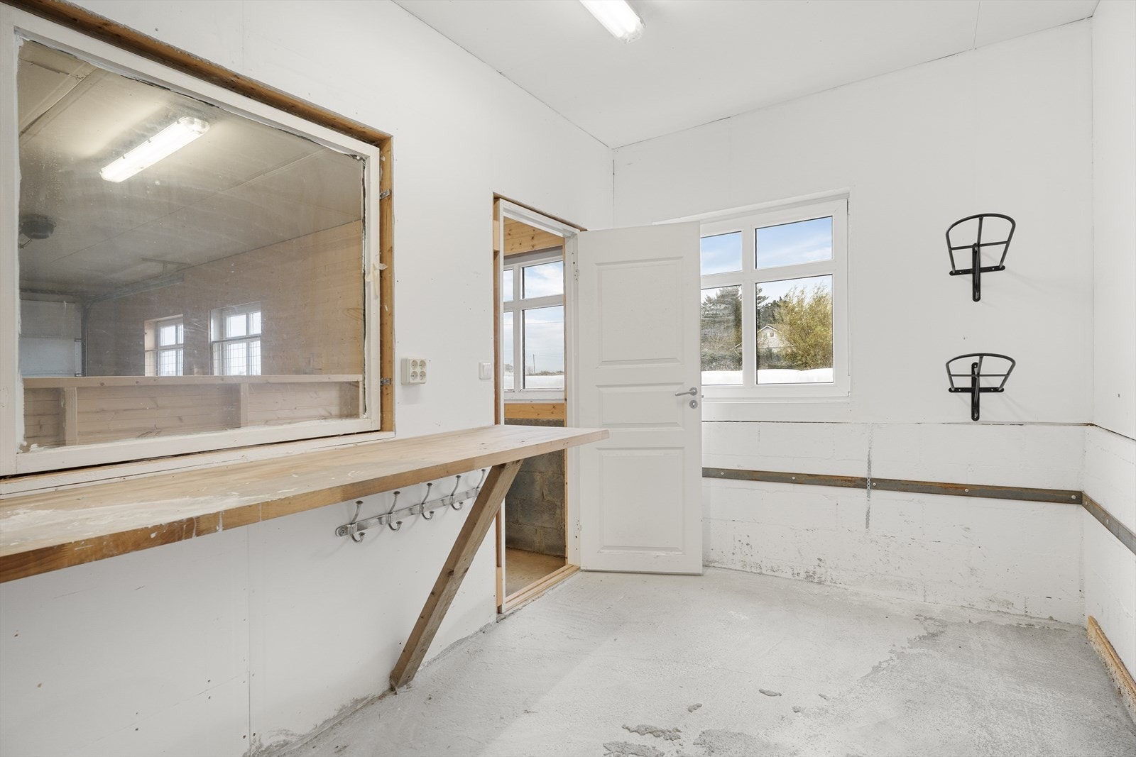 Drøm for hestefolk - plass til både stallplass og utstyr. Galleribilde