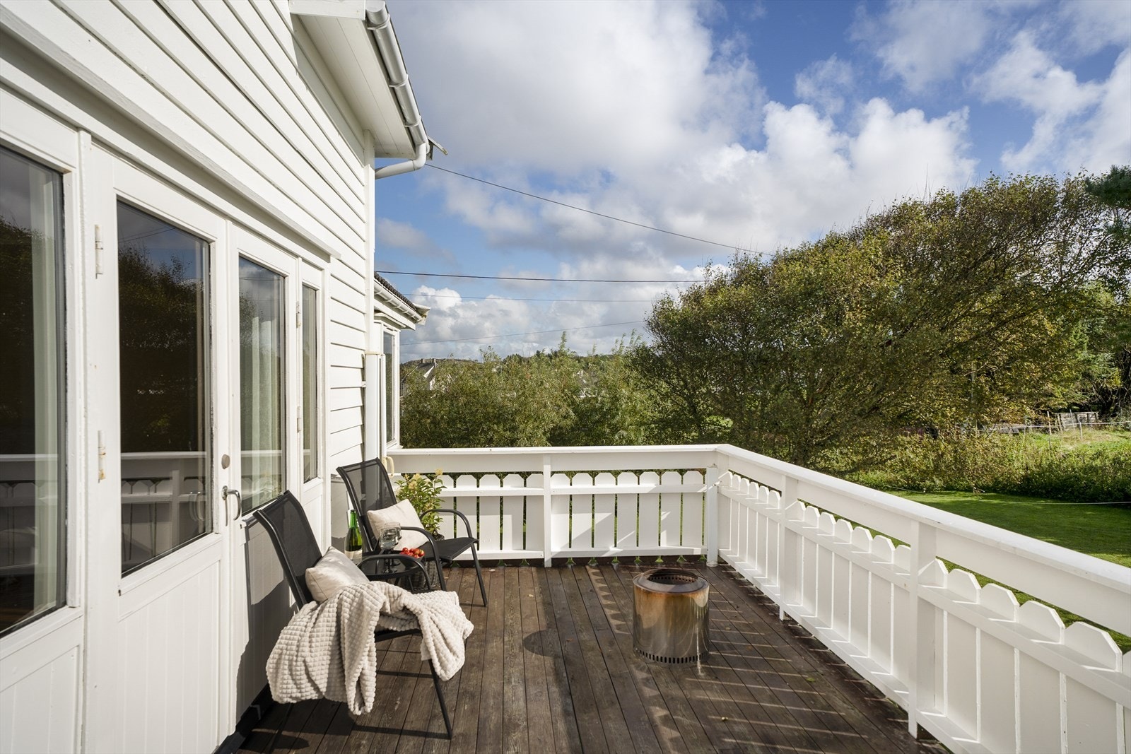 Kjekk terrasse med utsikt over hagen. Galleribilde