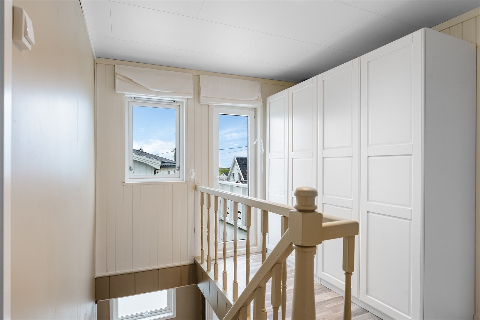 Gang med god garderobe og utgang til terrasse. Galleribilde