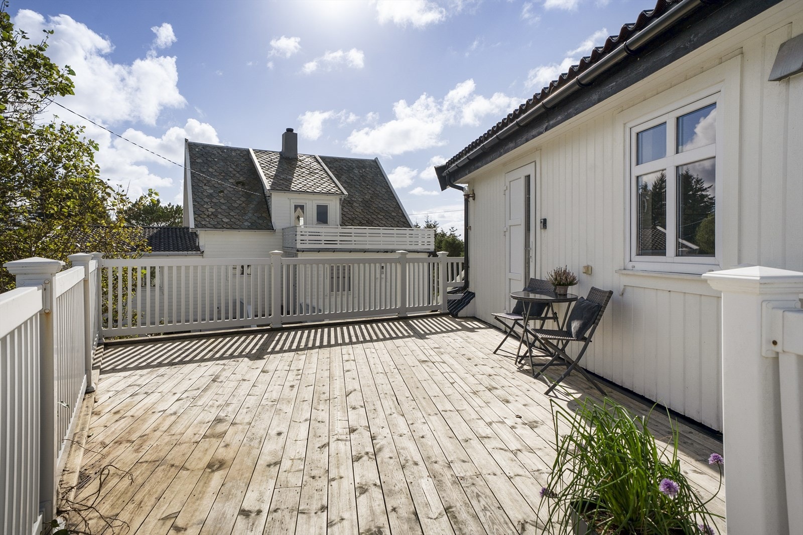 Stor terrasse ved inngangen til 2.etasje i garasjen. Galleribilde