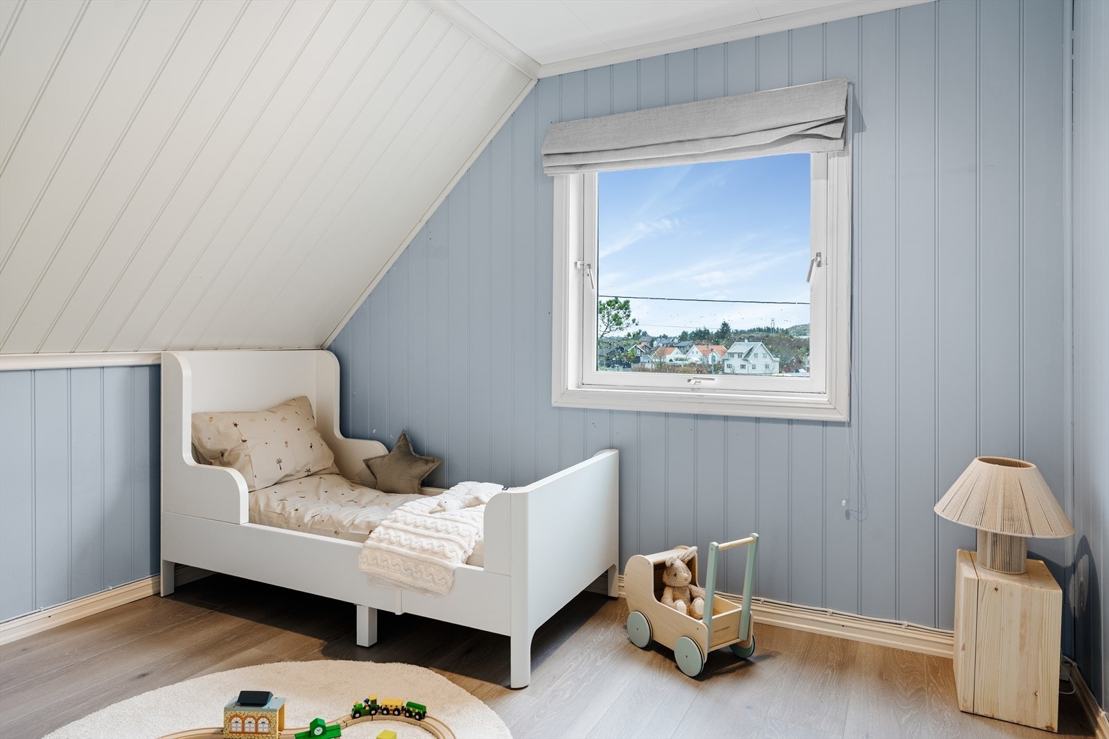 Pent barnerom i loftetasjen. Galleribilde