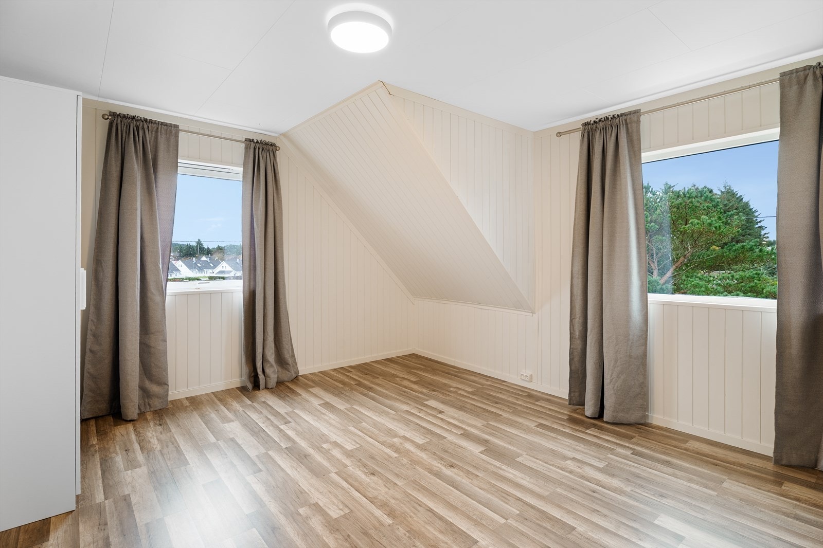 det er 3 romslige soverom i loftsetasjen. Galleribilde