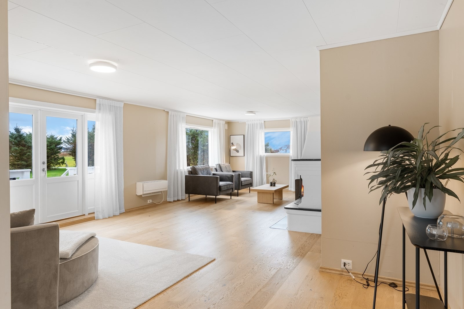 Behagelig atmosfære og naturlig lys - stuen innbyr til avslapning. Galleribilde